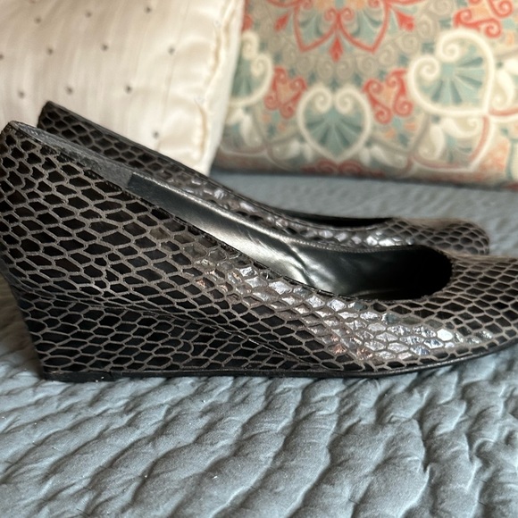 Stuart Weitzman grey wedge pumps - Picture 4 of 4